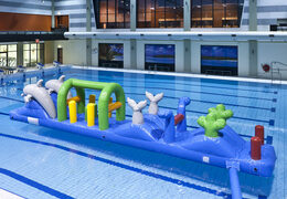 Compre uma piscina hermética com tema de golfinho com objetos desafiadores para crianças. Encomende cursos de obstáculos infláveis ​​online agora na JB Insuflaveis Portugal