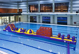 Aventura Mega Run XL pista de obstáculos de 17 metros de comprimento em um design exclusivo com vários objetos emocionantes para jovens e idosos. Compre cursos de obstáculos de piscina inflável online agora na JB Insuflaveis Portugal