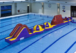 Espetacular pista de obstáculos XL de aventura inflável de 17 metros de comprimento com vários objetos emocionantes para crianças. Encomende atrações aquáticas infláveis ​​agora online na JB Insuflaveis Portugal