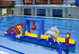 Encomende corrida marinha de obstáculos aquáticos com golfinhos 3D e estampas legais para jovens e idosos. Compre cursos de obstáculos infláveis ​​online agora na JB Insuflaveis Portugal