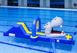 Hipopótamo inflável corre pista de obstáculos com objetos divertidos para jovens e idosos. Encomende cursos de obstáculos infláveis ​​online agora na JB Insuflaveis Portugal