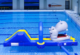 Encomende o hipopótamo da pista de obstáculos com objetos divertidos para jovens e idosos. Compre cursos de obstáculos infláveis ​​online agora na JB Insuflaveis Portugal