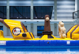 Compre uma pista de obstáculos inflável com objetos divertidos para jovens e idosos. Encomende cursos de obstáculos infláveis ​​online agora na JB Insuflaveis Portugal