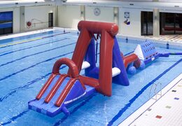 Encomende o percurso de obstáculos de piscina de corrida de obstáculos de água inflável duplo com duas paredes de escalada, um objeto de equilíbrio, uma torre de balanço e um escorregador para crianças. Compre cursos de obstáculos infláveis ​​online agora na JB Insuflaveis Portugal