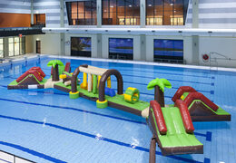 Compre uma pista de obstáculos inflável Double Hawaii Run XL de 16 metros de comprimento com vários objetos emocionantes para jovens e idosos. Encomende atrações aquáticas infláveis ​​agora online na JB Insuflaveis Portugal