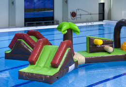 Curso de assalto inflável 16 metros de comprimento Double Hawaii Run XL piscina de obstáculos com vários objetos emocionantes para jovens e idosos. Encomende cursos de obstáculos de piscina inflável agora online na JB Insuflaveis Portugal