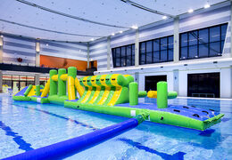 Piscina inflável de 16m verde/azul com obstáculos desafiadores e escorregador redondo para jovens e idosos. Encomende jogos de sinuca infláveis ​​agora online na JB Insuflaveis Portugal