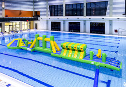 Compre uma piscina inflável de aventura de 16m verde/azul com objetos divertidos e escorregador redondo para jovens e idosos. Encomende jogos de sinuca infláveis ​​agora online na JB Insuflaveis Portugal