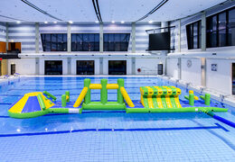 Deslize a aventura da piscina verde/azul 16m com objetos desafiadores e escorregador redondo para jovens e idosos. Compre atrações aquáticas infláveis ​​online agora na JB Insuflaveis Portugal