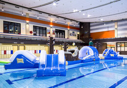 Pista de obstáculos dupla inflável Pista de obstáculos de piscina de corrida de pirata de 16 metros de comprimento em um design exclusivo com objetos 3D engraçados e nada menos que 2 escorregadores para jovens e idosos. Encomende cursos de obstáculos de piscina inflável agora online na JB Insuflaveis Portugal