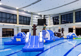 Encomende um curso de assalto em piscina dupla com tema de pirata para jovens e idosos. Compre atrações aquáticas infláveis ​​online agora na JB Insuflaveis Portugal