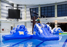 Encomende um curso de assalto de corrida de pirata duplo para jovens e idosos. Compre cursos de obstáculos de piscina inflável online agora na JB Insuflaveis Portugal