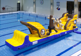 Navio pirata inflável corre pista de obstáculos com objetos divertidos para jovens e idosos. Encomende cursos de obstáculos infláveis ​​online agora na JB Insuflaveis Portugal