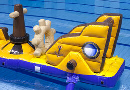 Deslize o navio pirata da pista de obstáculos com objetos divertidos para jovens e idosos. Compre cursos de obstáculos infláveis ​​online agora na JB Insuflaveis Portugal