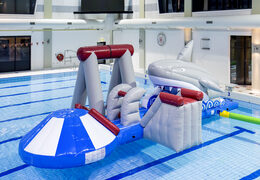 Encomende uma ilha de tubarão inflável hermética com uma videira, torre de escalada, escorregador redondo e obstáculos para jovens e idosos. Compre atrações aquáticas infláveis ​​online agora na JB Insuflaveis Portugal