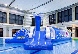 Compre um curso de assalto inflável de 13 metros de comprimento com tubarões em um design exclusivo com objetos 3D engraçados e nada menos que 2 escorregadores para jovens e idosos. Encomende atrações aquáticas infláveis ​​agora online na JB Insuflaveis Portugal
