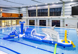 Encomende uma corrida de tubarão de 13 metros de comprimento em um design exclusivo com objetos 3D engraçados e nada menos que 2 slides para jovens e idosos. Compre cursos de obstáculos de piscina inflável online agora na JB Insuflaveis Portugal