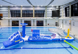 Encomende um curso inflável de assalto à piscina de corrida de tubarão de 13 metros de comprimento em um design exclusivo com objetos 3D engraçados e nada menos que 2 escorregadores para crianças. Compre cursos de obstáculos infláveis ​​online agora na JB Insuflaveis Portugal