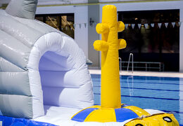 O tubarão da trilha da tempestade corre 13 metros em design exclusivo com objetos 3D engraçados e nada menos que 2 slides para jovens e idosos. Compre cursos de obstáculos de piscina inflável online agora na JB Insuflaveis Portugal