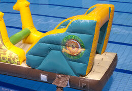 Encomende um navio inflável em um tema de selva para jovens e idosos. Compre atrações aquáticas infláveis ​​online agora na JB Insuflaveis Portugal