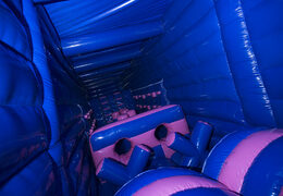 Encomende a pista de obstáculos inflável IR Lewton no tema do caminhão para ambientes internos e externos. Compre cursos de obstáculos infláveis ​​online agora na JB Insuflaveis Portugal