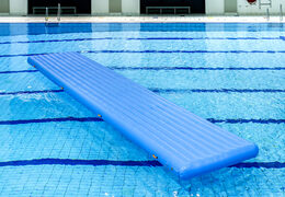 Compre um bom tapete de água hermético de 10 metros de comprimento para jovens e idosos. Encomende cursos de obstáculos infláveis ​​online agora na JB Insuflaveis Portugal