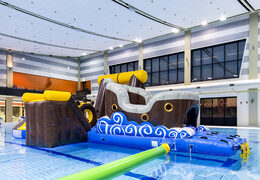 Encomende uma ilha de pirata inflável hermética com uma videira, torre de escalada, escorregador redondo e obstáculos para jovens e idosos. Compre atrações aquáticas infláveis ​​online agora na JB Insuflaveis Portugal