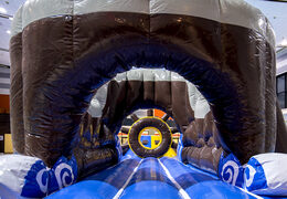 Ilha de jogo com tema de pirata legal com uma videira, torre de escalada, escorregador redondo e obstáculos para jovens e idosos. Encomende jogos de sinuca infláveis ​​agora online na JB Insuflaveis Portugal