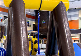 Compre uma ilha de jogo pirata hermética no tema pirata com uma videira, torre de escalada, escorregador redondo e obstáculos para jovens e idosos. Encomende atrações aquáticas infláveis ​​agora online na JB Insuflaveis Portugal