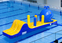 Whale run pista de obstáculos infláveis ​​com divertidos obstáculos 3D para jovens e idosos. Encomende cursos de obstáculos infláveis ​​online agora na JB Insuflaveis Portugal