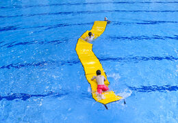 Encomende tapete de corrida de água em diferentes tamanhos e cores para crianças. Compre jogos de sinuca infláveis ​​agora online na JB Insuflaveis Portugal