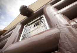 Compre a Cabana de Esqui Aprés inflável exclusiva com um tamanho padrão de 7 por 5 por 4 metros para jovens e idosos. Encomende atrações infláveis ​​de inverno agora online na JB Insuflaveis Portugal