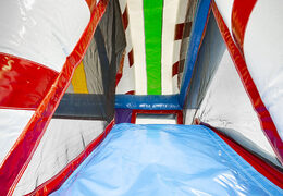 Compre o castelo insuflável multijogador L Candyworld com um escorregador para as crianças. Encomende castelos insufláveis ​​online na JB Insufláveis ​​Portugal