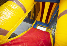 Ordene um pequeno castelo insuflável pirata multijogador com escorregador para crianças. Compre castelos ​​insufláveis ​​online na JB Insufláveis ​​Portugal