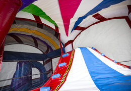 Compre castelo insuflável multijogador interno com tema slide in candyland para crianças. Encomende castelos insufláveis ​​online na JB Insufláveis ​​Portugal