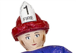 Ordene um castelo insuflável da brigada de incêndio em um design exclusivo com duas entradas, um escorregador no meio e objetos 3D para crianças. Compre castelos insufláveis ​​online na JB Insufláveis ​​Portugal