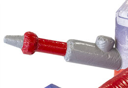 Castelo insuflável multijogador da brigada de incêndio com um slide no meio e objetos 3D para crianças. Encomende castelos insufláveis ​​online na JB Insufláveis ​​Portugal