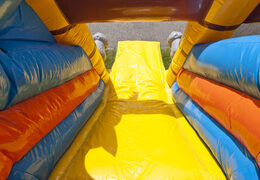 Compre um castelo insuflável multijogador interno com slide no tema de navio pirata para crianças. Encomende castelos insufláveis ​​online na JB Insufláveis ​​Portugal