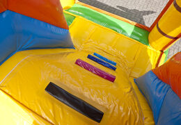 Castelo insuflável com tema de navio pirata com escorregador, objetos divertidos na superfície de salto e objetos 3D impressionantes para crianças. Compre castelos insufláveis ​​​​online na JB Insufláveis ​​Portugal