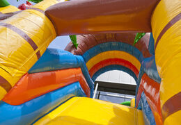 Compre um castelo insuflável multijogador interno com slide no tema de navio pirata para crianças. Encomende castelos insufláveis ​​online na JB Insufláveis ​​Portugal