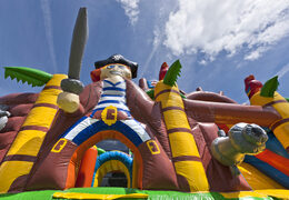 Encomende um mini castelo insuflável do barco pirata com escorregador para as crianças. Compre castelos ​​insufláveis ​​online na JB Insufláveis ​​Portugal