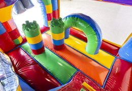 Compre castelo insuflável multijogador interno com slide no tema Lego para crianças. Encomende castelos insufláveis ​​online na JB Insufláveis ​​Portugal