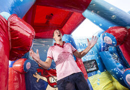 Encomende o IPS Ninja Splash inflável com um pulverizador de água para jovens e idosos. Compre atrações infláveis ​​IPS Ninja online agora na JB Insuflaveis Portugal