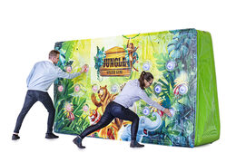 Encomende a foto de ação inflável IPS Splash Wall in Jungle tema Jeroen Zwiers com um pulverizador de água na parte superior para jovens e idosos. Compre IPS Splash Walls infláveis ​​agora online na JB Insuflaveis Portugal