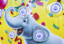 IPS Splash Wall inflável no tema Festa - detalhe com um spray de água na parte superior para jovens e idosos. Compre IPS Splash Walls infláveis ​​agora online na JB Insuflaveis Portugal