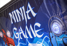 Inflável IPS Splash Wall Ninja detalhe temático com um spray de água na parte superior para jovens e adultos. Compre IPS Splash Walls infláveis ​​agora online na JB Insuflaveis Portugal