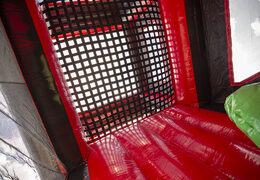 Encomende uma pista de obstáculos de mega jacaré vermelho preto inflável de 40 metros de comprimento. Compre cursos de obstáculos infláveis ​​online agora na JB Insuflaveis Portugal