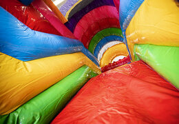 Compre um castelo insuflável multijogador Lego com um slide, objetos divertidos na superfície de salto e objetos 3D atraentes para crianças. Encomende castelos insufláveis ​​online na JB Insufláveis ​​Portugal