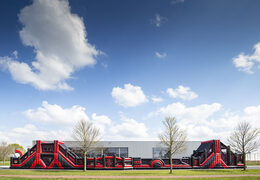 Encomende uma pista de obstáculos inflável de mega jacaré vermelho preto de 40 metros. Compre cursos de obstáculos infláveis ​​online agora na JB Insuflaveis Portugal