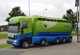 Encomende o caminhão inflável De Heus. Compre uma réplica de produto inflável online na JB Insuflaveis Portugal